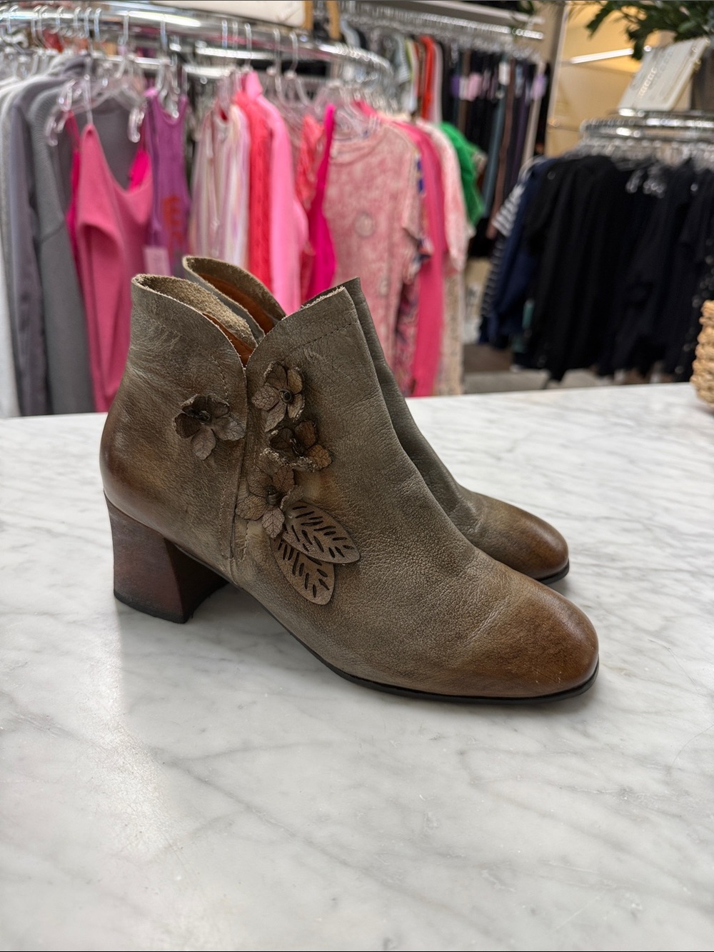 L'Artiste by Spring Step Gray Bronze 3D Floral Accent Leather Ankle Boot 40/9